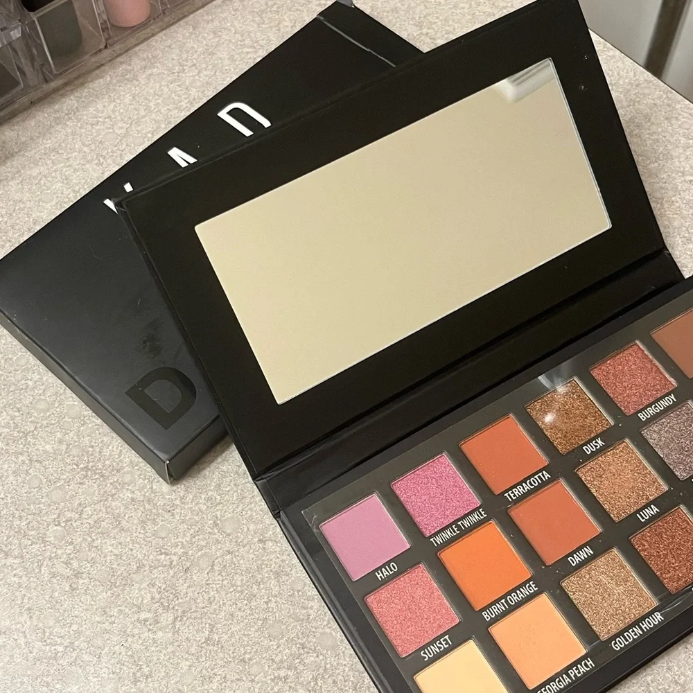 eyeshadow pallet - Picture 3 of 4